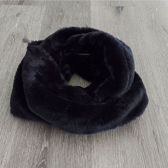 Amiee Lynn Studio Black Faux Fur Infinity Scarf - Picture 2 of 4